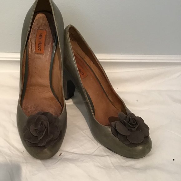 Miz Mooz Shoes - Miz Mooz Olive Green Leather Pumps with Flower Applique